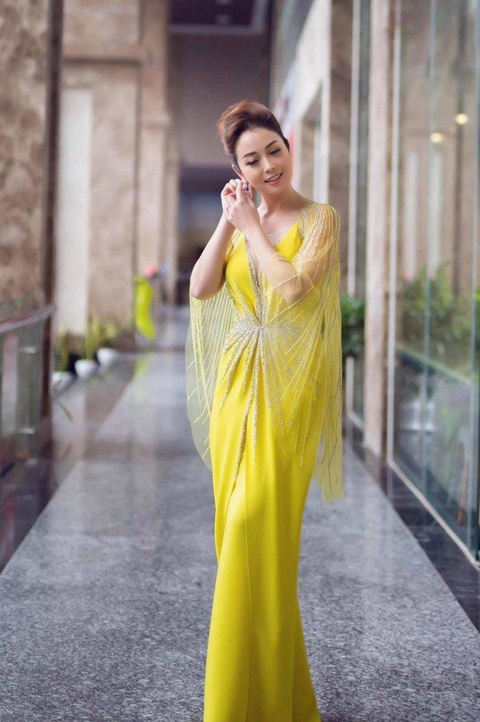 Những chiếc váy xếp nếp luôn là bí quyết thời trang giúp cô tỏa sáng. 