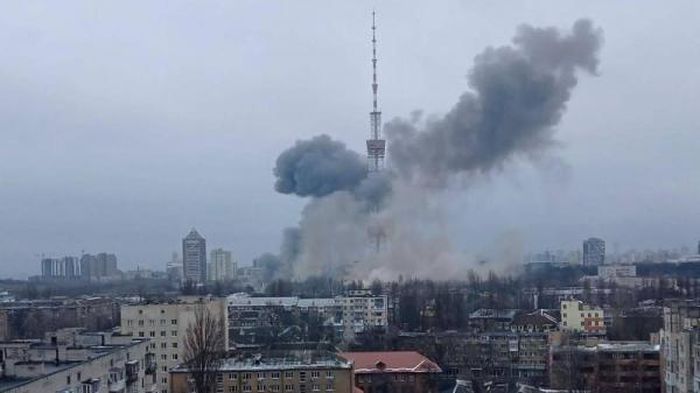 Khói bốc lên từ khu vực tháp truyền hình ở Kiev. Ảnh: Twitter