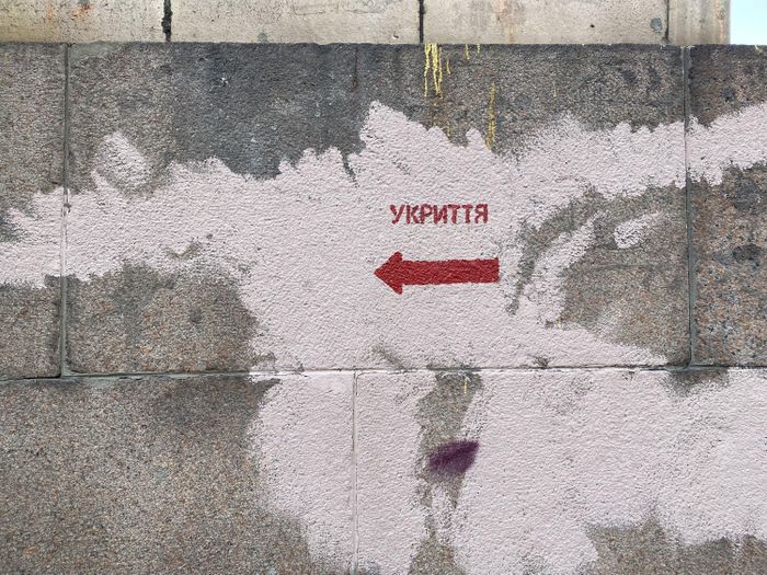 Trên khắp thủ đô Kyiv, những mũi tên đỏ được sơn trên tường để chỉ nơi trú bom gần nhất. Ảnh: CNN.