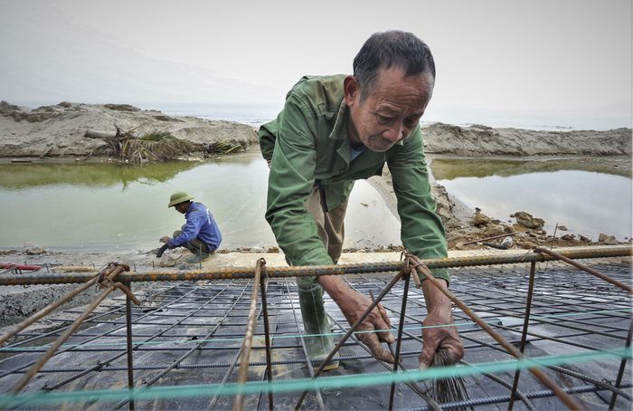  "Việc xây dựng kè được triển khai liên tục để kịp bàn giao phục vụ cho mùa du lịch biển năm nay. Tuy nhiên, triều cường lên cao và thời tiết chưa ủng hộ đã phần nào ảnh hưởng tiến độ công trình", đại diện đơn vị thi công cho hay. 