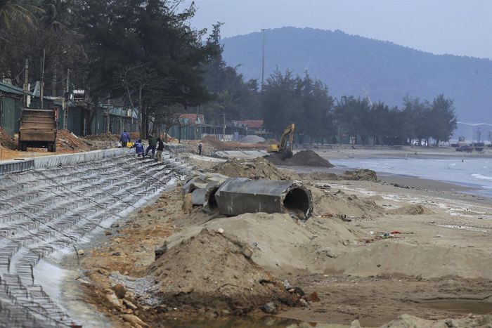  Tuyến kè biển từ đảo Lan Châu đến ngã 3 Cửa Hội bị sóng đánh tan qua các đợt mưa bão vừa qua đang được đơn vị thi công gấp rút triển khai, hoàn thiện trước mùa du lịch. 
