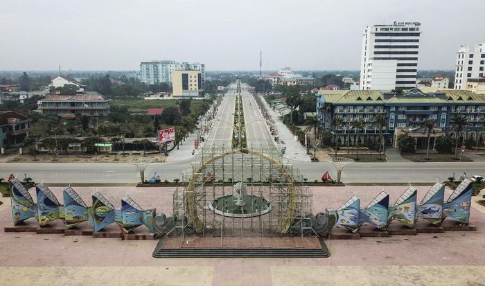  Trao đổi với Zing, ông Doãn Tiến Dũng, Chủ tịch UBND thị xã Cửa Lò, cho biết ngoài dự án nâng cấp, sửa chữa tuyến kè chắn sóng với tổng kinh phí hơn 40 tỷ đồng đang thực hiện, địa phương còn yêu cầu sớm hoàn thiện việc chỉnh trang khu vực Quảng trường Bình Minh, các tuyến đường trung tâm thị xã, đảm bảo phục vụ mùa du lịch. 