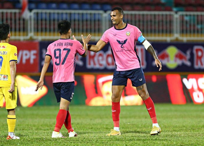 CLB Hà Tĩnh có điểm số đầu tiên ở mùa giải sau trận mở màn thua 0-1 trước Hải Phòng. HLV Nguyễn Thành Công hài lòng với điểm số có được. Ông nói khâm phục các học trò vì đội Hà Tĩnh gặp nhiều khó khăn trong khâu chuẩn bị và chịu ảnh hưởng bởi Covid-19.