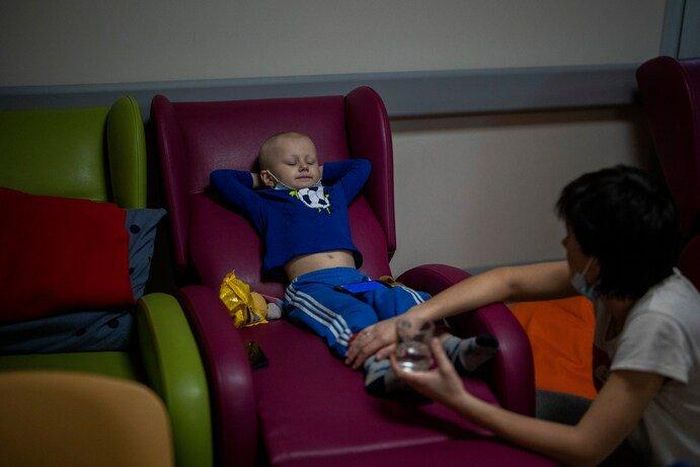  Một bệnh nhân ung thư nằm trên ghế bên cạnh mẹ của mình vào ngày 28/2. Ảnh: Emilio Morenatti/AP. 