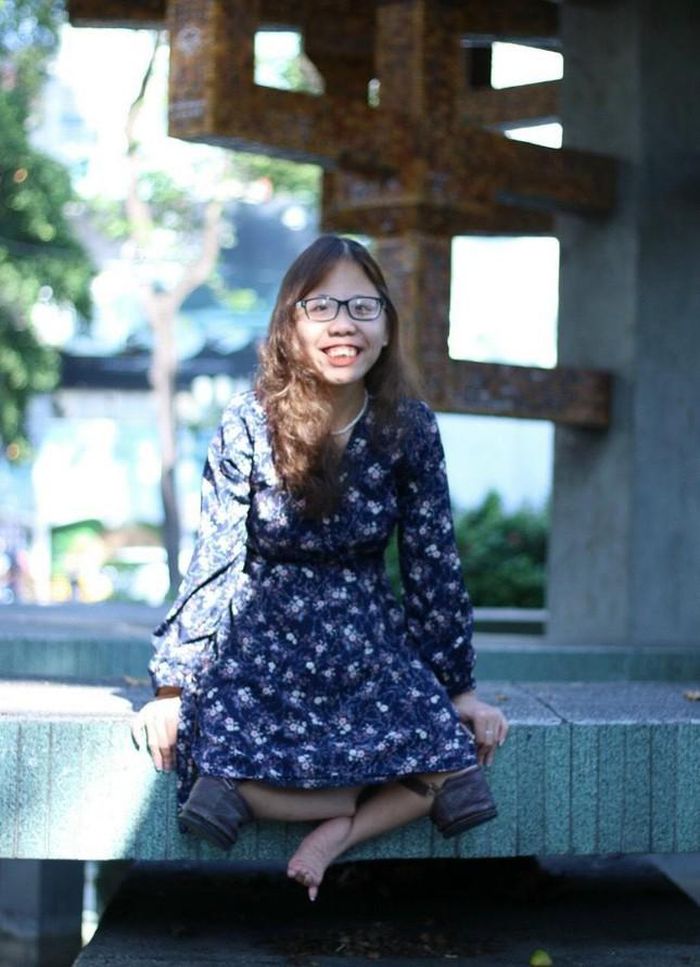 Thu Thủy - một người có khiếm khuyết về đôi chân. Hiện, Thủy đang là sinh viên năm cuối của trường Đại học Sư Phạm TP.HCM, chuyên ngành Giáo dục đặc biệt.