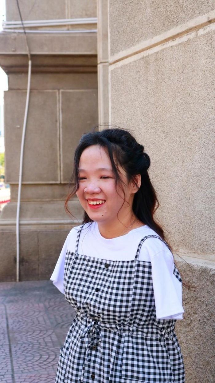 Thùy Linh (sinh năm 1994) là người khuyết tật vận động nhưng luôn giữ tinh thần lạc quan, vui tươi.