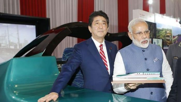 Cựu Thủ tướng Nhật Bản Shinzo Abe và Thủ tướng Ấn Độ Narendra Modi trước mô phỏng tàu cao tốc ở Gandhinagar, Ấn Độ năm 2017. Ảnh: Getty