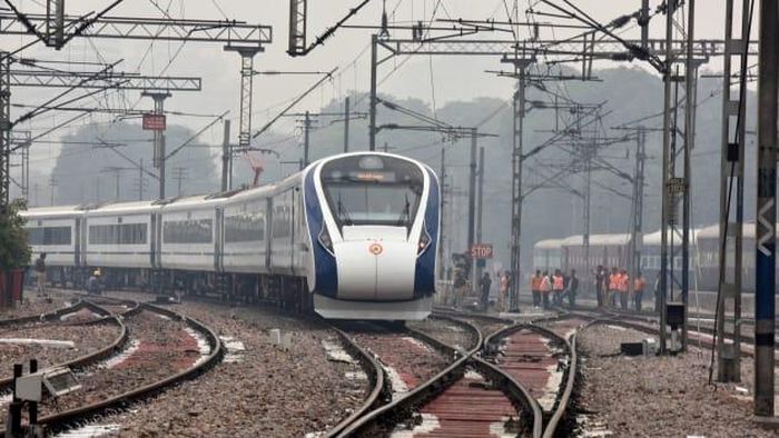 Vande Bharat Express, loại tàu bán tốc độ cao, rời ga xe lửa ở New Delhi. Ảnh: Getty
