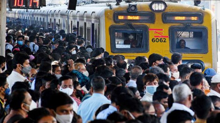 Hành khách chờ tàu trong sân ga vào giờ cao điểm ở Mumbai, Ấn Độ. Ảnh: Getty