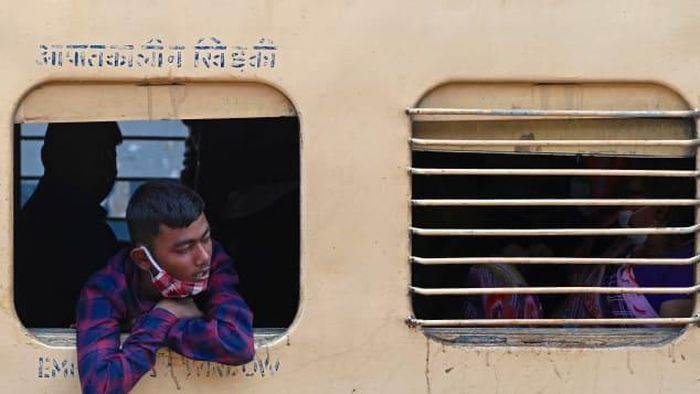 Hành khách trên chuyến tàu tại một nhà ga ở Mumbai. Ảnh: Getty