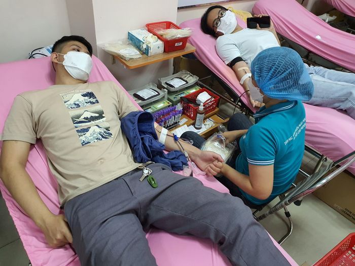 Ngoài việc vận động anh em, bạn bè và các bạn trẻ tình nguyện, Thanh Vượng còn vận động những người thân trong gia đình cùng tham gia, thuyết phục họ bằng chính kinh nghiệm, trải nghiệm của bản thân. (Ảnh: Phan Minh Trường, em trai ruột cùng anh trai tham gia hiến máu ngày 3/3/2022 tại TP Hồ Chí Minh).