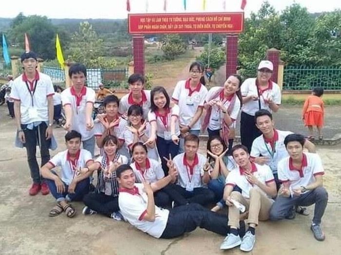 Phan Thanh Vượng (hàng đầu tiên bên trái) trong một chương trình tình nguyện cùng các bạn trẻ TP Hồ Chí Minh.