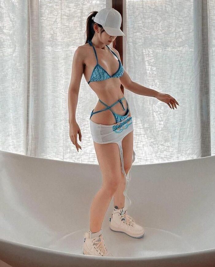 Bức hình mới tuy khoe được hình thể tuyệt đẹp nhưng việc mang giày vào bồn tắm đi cùng lối mix đồ bị cho là khó hiểu.