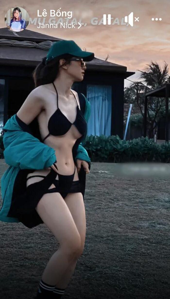 Cô nàng bị chê trách vì lối ăn mặc phô phang.