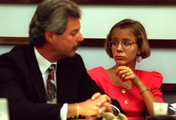 Kimberly và bố nuôi Robert trong phiên tòa đoạn tuyệt với bố mẹ đẻ