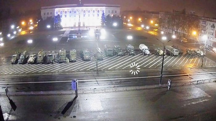 Thị trưởng Kherson đêm qua đã thông báo trên Facebook rằng, thành phố này đã nằm trong tay quân đội Nga, sau khi bị bao vây trong nhiều ngày. Quân đội Ukraine ban đầu phủ nhận việc mất quyền kiểm soát Kherson, nhưng đã cập nhật thông tin và thừa nhận rằng, Quân đội Ukraine đã rời khỏi đó. 