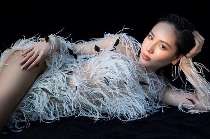 Trước cả Hà Tăng hay Anh Thư, nữ ca sĩ Phương Linh mới là sao Việt diện chiếc váy này đầu tiên. Trang phục và cách tạo dáng phù hợp với hình tượng gợi cảm, sắc sảo mà cô xây dựng trong bộ ảnh.