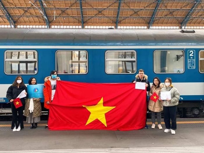 Sinh viên, nhân viên Đại sứ quán Việt Nam tại Hungary ra ga tàu đón người Việt 