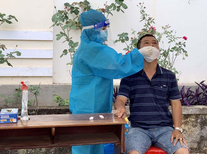 Người dân chỉ nên test nhanh khi thấy có các dấu hiệu nghi ngờ nhiễm SARS-CoV-2 để tránh lãng phí. Ảnh: Như Nguyện
