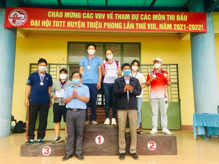 Trao giải cho các VĐV đạt thành tích tại Đại hội TDTT huyện Triệu Phong lần thứ VIII - Ảnh: HT