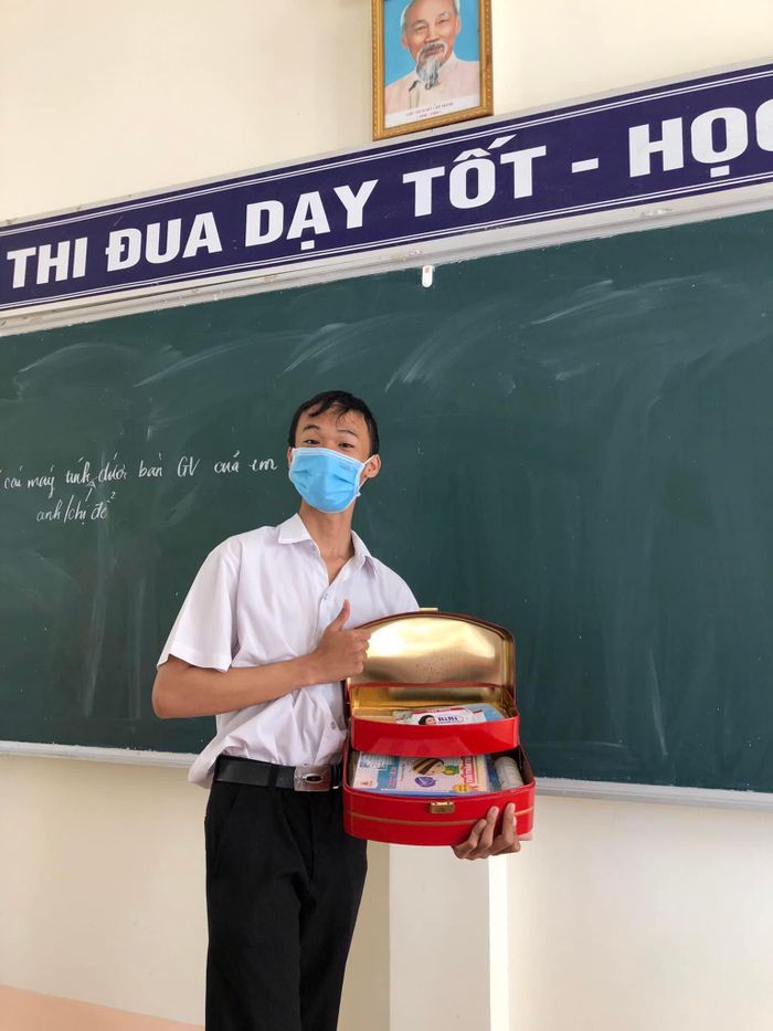 Thoạt nhìn tưởng các bạn đang chuẩn bị đi chợ mua đồ giúp mẹ, thế nhưng sự thật lại khiến nhiều người ngã ngửa khi họ thay thế chiếc balo để tới trường.