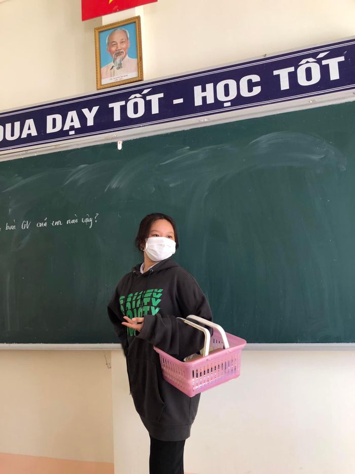 Chưa kể đến làn nhựa cũng có nhiều màu sắc, kiểu dáng lại “lạ” với chốn trường học.