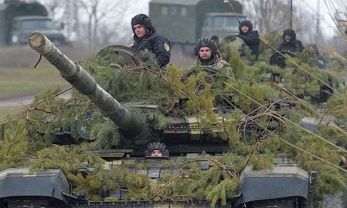 Ngày 24/2, Tổng thống Nga Vladimir Putin đã có một bài phát biểu trên truyền hình, đề xuất rằng "phi quân sự hóa" Ukraine, tuy nhiên việc phi quân sự hóa này là để loại bỏ tất cả các lực lượng quân sự ở Ukraine, hay chỉ loại bỏ các lực lượng quân sự quan trọng ở các thành phố lớn, thì phía Nga lại không giải thích rõ ràng.