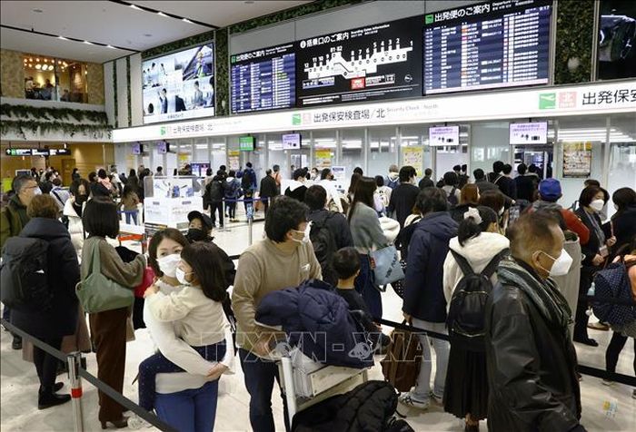 Hành khách tại sân bay Fukuoka, Nhật Bản ngày 3/1/2022. Ảnh: Kyodo/TTXVN