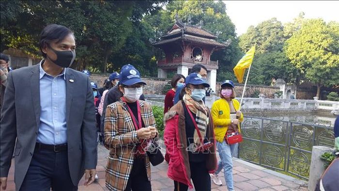 Khách du lịch tham quan Khu di tích Quốc gia đặc biệt Văn Miếu - Quốc Tử Giám. Ảnh tư liệu: Đinh Thuận/TTXVN