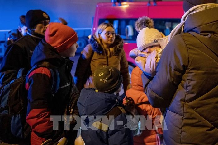 Người tị nạn Ukraine sơ tán tới Hrebenne, khu vực biên giới Ba Lan- Ukraine, ngày 3/3/2022. Ảnh: PAP/TTXVN