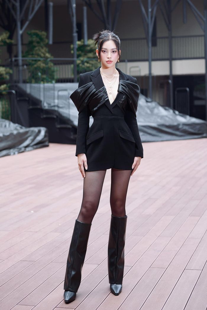 Nữ diễn viên cũng diện đôi boots hệt Tiểu Vy. So đo 2 tấm hình tạo dáng giống nhau của 2 bóng hồng có thể khiến người hâm mộ "đau đầu" để phân bua ai mặc đẹp hơn.
