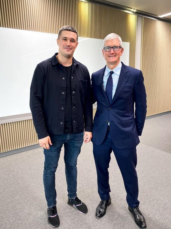 Bức ảnh chụp cùng CEO Apple được ông Mykhailo Fedorov chia sẻ trên trang cá nhân. Ảnh: Mykhailo Fedorov.