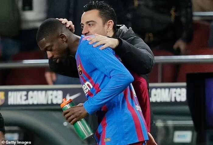 Xavi dành sự động viên cho Dembele