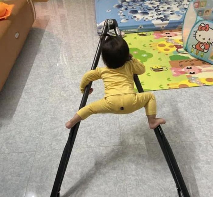 Con gái nhà người ta chơi đồ hàng, búp bê, còn bé đây chỉ thích leo trèo tập làm vận động viên leo núi thôi.