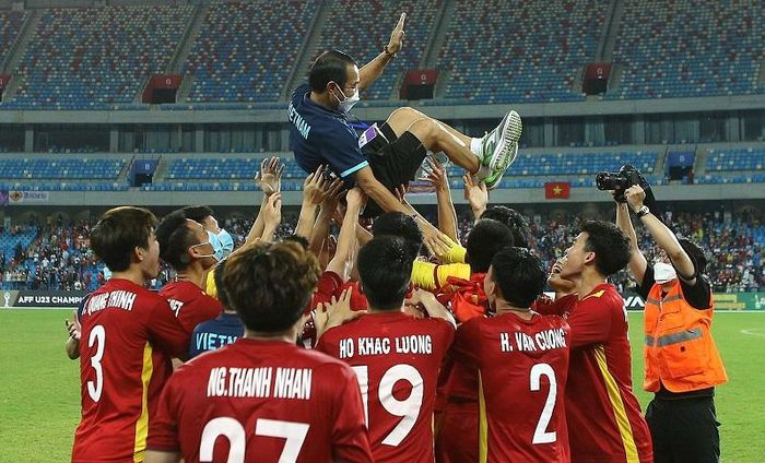 Huấn luyện viên Đinh Thế Nam ăn mừng cùng các học trò. Ảnh: INT
