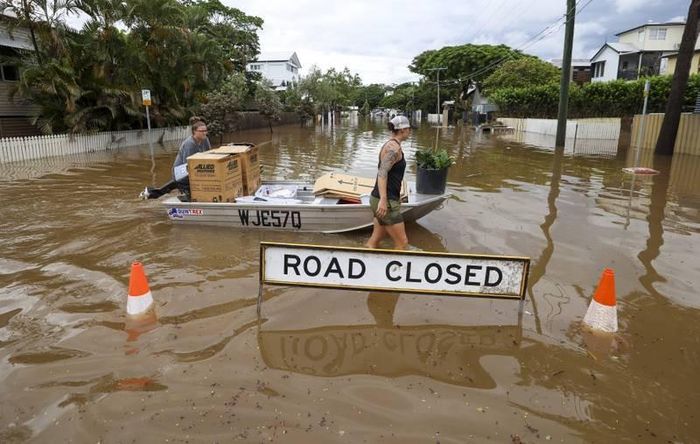 Cư dân phố Torwood, Auchenflower dùng thuyền chở các vật dụng trong nhà sau trận lụt ở Brisbane, Australia, ngày 3/3. (Nguồn: Getty)