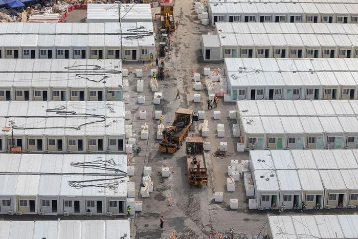 Hong Kong (Trung Quốc) gấp rút xây dựng bệnh viện dã chiến để điều trị bệnh nhân Covid-19, ngày 28/2. Hệ thống y tế ở đặc khu hành chính này đã bị quá tải bởi đợt bùng phát dịch lớn nhất từ trước tới nay. (Nguồn: Shutterstock)