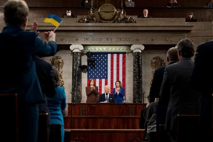 Cờ Ukraina được vẫy trên khán đài khi Tổng thống Mỹ Joe Biden phát biểu tại phiên họp chung của Quốc hội, ngày 1/3. Phía sau ông là Phó Tổng thống Kamala Harris (trái) và Chủ tịch Hạ viện Nancy Pelosi. Đây là lần đầu tiên có hai phụ nữ đứng sau Tổng thống trong một phiên họp chính thức của Quốc hội Mỹ. (Nguồn: AP)