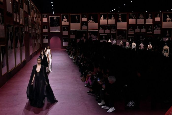 Người mẫu trình diễn những thiết kế mới nhất của nhãn hàng Christian Dior trong buổi trình diễn thời trang ở Paris, Pháp, ngày 1/3. (Nguồn: Getty)