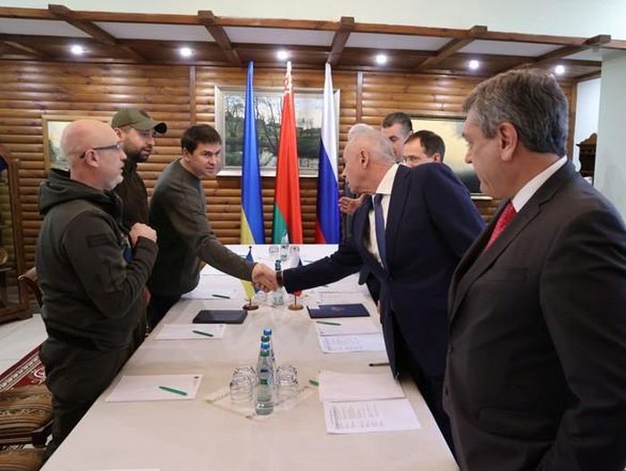 Các quan chức Nga và Ukraine tại bàn đàm phán ở vùng Brest, Belarus, ngày 3/3. Trong cuộc đàm phán thứ hai này, Nga và Ukraine đã nhất trí ngừng bắn, tạo ra các hành lang nhân đạo cho dân thường di tản khỏi các cuộc giao tranh ở Ukraine. 10h sáng ngày 5/3 (giờ Moscow), thỏa thuận này đã được triển khai. Tuy nhiên, đến 18h cùng ngày, Bộ Quốc phòng Nga thông báo, chiến dịch quân sự ở Ukraine sẽ tiếp tục do Ukraine không muốn kéo dài lệnh ngừng bắn. Còn phía Ukraine cũng thông báo tạm dừng sơ tán người dân do Nga hứa ngừng pháo kích nhưng vẫn tiến hành bắn phá. (Nguồn: Reuters)
