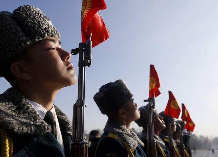 Binh lính Kyrgyzstan trong cuộc diễu hành nhân Ngày Quốc kỳ (Day of the State Flag) trên Quảng trường Ala-Too ở Bishkek, Kyrgyzstan, ngày 3/3. Ngày lễ này được chọn để giáo dục công dân tinh thần yêu nước và tôn trọng các biểu tượng của đất nước. (Nguồn: EPA)