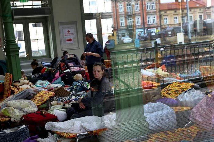 Người tị nạn Ukraine bên trong một khu trại tạm ở ga xe lửa Przemysl, Ba Lan, ngày 2/3. (Nguồn: Reuters)