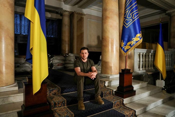 Tổng thống Ukraina Volodymyr Zelensky trong một tòa nhà được quân đội canh gác ở Kiev sau cuộc phỏng vấn độc quyền với CNN và Reuters, ngày 1/3. Ông Zelensky nói Nga phải ngừng ném bom các thành phố ở Ukraine trước khi các cuộc đàm phán về lệnh ngừng bắn có thể bắt đầu. (Nguồn: Reuters)