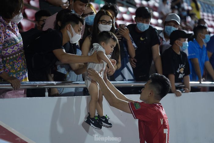 Huy Toàn chạy ra khán đài đón con trai Royce sau khi trận đấu kết thúc.