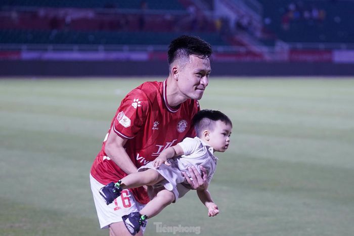Hình ảnh đáng yêu của hai cha con Huy Toàn.