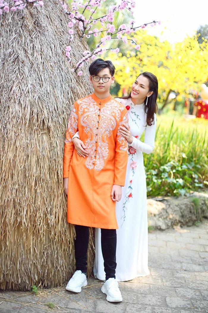 Anh Thư khoe con trai cao hơn mẹ trong bộ ảnh Tết năm 2020.