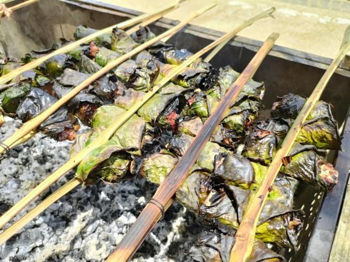 Nướng chả trên than hồng. (Ảnh minh họa)