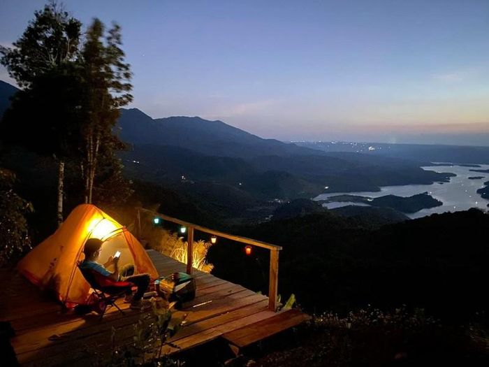 Nhiều người không có nhu cầu cắm trại qua đêm nhưng cũng vẫn chuẩn bị đầy đủ "đồ nghề" để vừa chụp ảnh vừa "chill" ngắm cảnh. Sẽ rất thú vị khi canh những khung hình từ trong lều với background xa xa là lòng hồ với những đồi núi nhấp nhô xanh ngắt, đẹp như cổ tích.