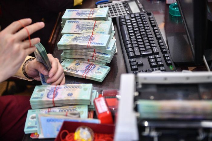  "Tôi khá bất ngờ khi mẹ đưa cho số vàng này nhờ đi bán vì không rõ bà tiết kiệm từ bao giờ. Mấy hôm nay giá vàng lên cao nên bà nhờ tôi mang tới cửa hàng bán", khách hàng này chia sẻ. 