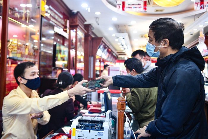  Ông Phạm Thế Hùng (70 tuổi, quận Hoàng Mai, Hà Nội) cầm 530 triệu tiền mặt đi mua vàng SJC. "Tôi mua vàng với mong muốn giữ lại giá trị tài sản, không phải mục đích kinh doanh. Chính vì thế, tôi không quan trọng vàng lên hay xuống vì mục đích mình mua để giữ lại đến lúc có việc cần thì mang ra sử dụng", ông Hùng chia sẻ. 